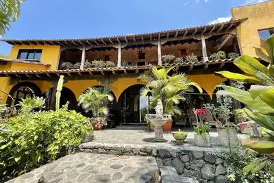 Image de Stunning 4 Bedroom Large House, Steps from Lake Front with Starlink WiFi