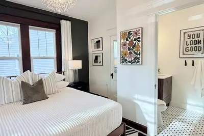 Image de 🔴⚪️ 1 Block to Tailgate Fields 🔴⚪️ Hot Tub Fire Pit - Private Yard - Grill