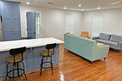 Image de Cozy two bedroom near the airport with a large backyard