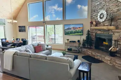 Image de Treetop View | Wood fireplace, large deck