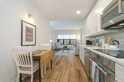 Downtown One Bedroom Suite Steps to Metro North
