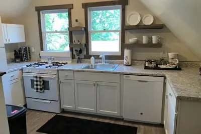 Image de Not so rustic brand new apartment on beautiful Pine Mountain Lake.