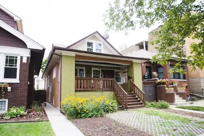 Image de Retro 2 bedroom bungalow in Chicago's Avondale neighborhood