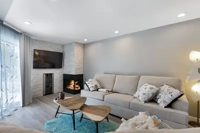 Image de Across the street from the Fountain park area. 2 master suits, hot tub, pool