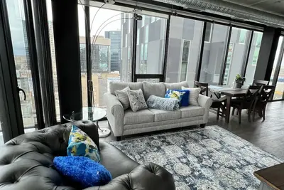 Image de Luxury 2 bed 2 bath across jets arena 16th floor with amazing view