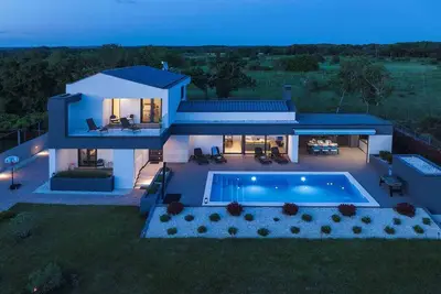 Image de Villa avec piscine et aire de jeux