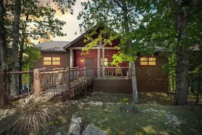 Image de Luxurious Adirondack Lodge at Taneycomo with Hot Tub, Stunning Views & Free Sdc Tickets