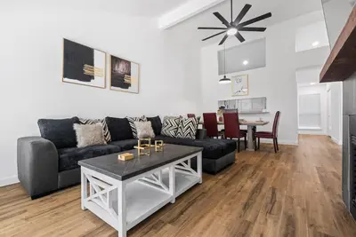Image de Minutes from Dfw & At&T stadium. Cozy modern retreat