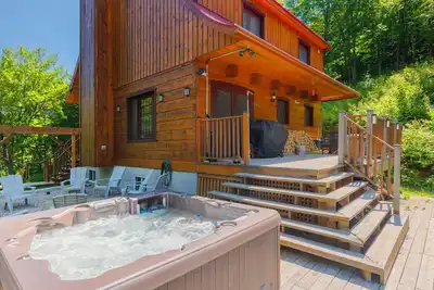 Image de Laurentides Spa | Vue et accès privée à la Montagne | Lit King | Salle de jeux