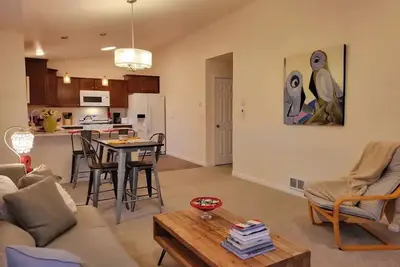 Birdsnest Rest Downtown Redmond Or. Walk to restaurants, breweries and shopping!