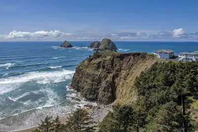 Image de Slice of Heaven\nPanoramic ocean view, three minute walk to the sand.