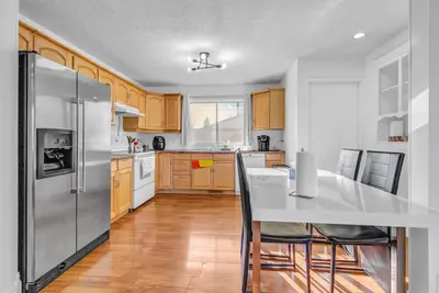 Image de Main floor 3 bedroom bungalow! Close to Airport!