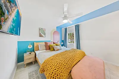 Image de Spring sale! Luxury listing! Walk to the beach!