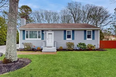 Image de Cape Cod charmer with a large yard, deck, grill, beach gear, & central Ac