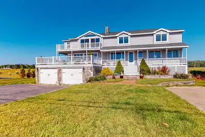 Image de Exquisite oceanfront home with fireplace, balcony, Ac & W/D