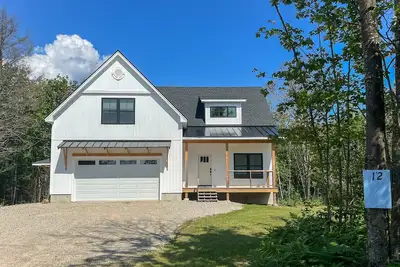 Image de Dream home with deck, grill, fast WiFi, lawn, washer/dryer, & games