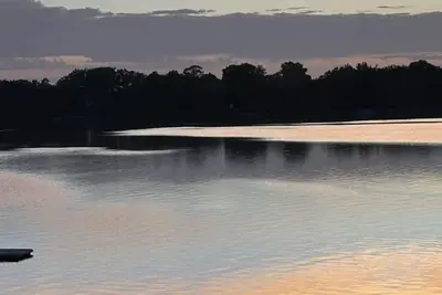 Image de Find your happy place at Big Swan Lake. Enjoy peaceful sunsets. Pets welcome.