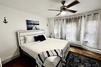 Image de Colonial Style Home 5 Br 2 bath n’ Parking! Close to restaurants n’ colleges!