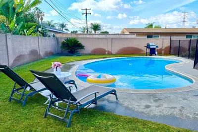 Image de 🍎💦Anaheim Pool house near Disneyland and Knotts