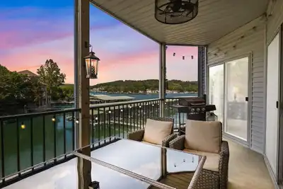 Image de Cedar Heights Delight-Waterfront, Pools, Wet Bar, & More!