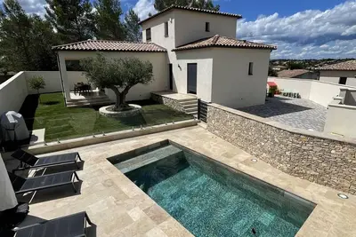 Image de Villa avec piscine chauffée aux portes de la garrigue.