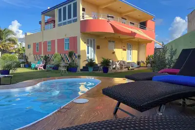 Image de Ocean front home with 3 suites, salt water pool, gated and Wifi.