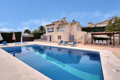 Image de Villa 'Casa Leuki' avec vue mer et montagnes, piscine, jardin, Wi-Fi et climatisation.