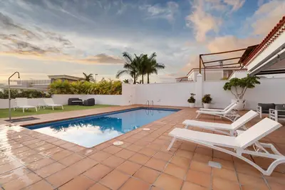 Villa \"Aurora Playa La Arena\" avec vue sur la mer, piscine chauffée privée et Wi-Fi
