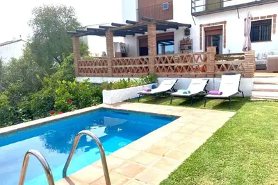 Image de Maison avec piscine, terrasse et cheminĂ©e Ă GaucĂn