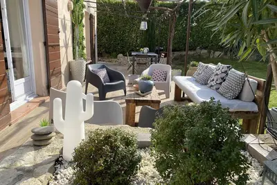 Image de Bastide provençale et espace aquatique dans un beau village