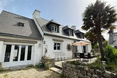 Image de Locmariaquer: Maison spacieuse à 5mn à pied du Golfe, des tennis et boulodrome.