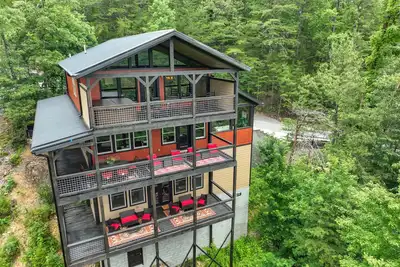 Image de Now Open The Most  Luxurious Cabin in The Smokies. . Above & Beyond