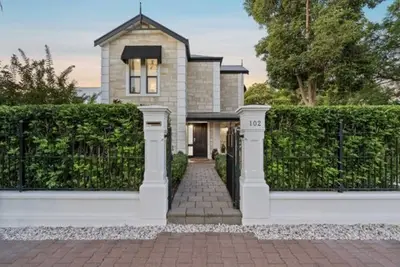 Image de Sandstone Villa In City Fringe Location