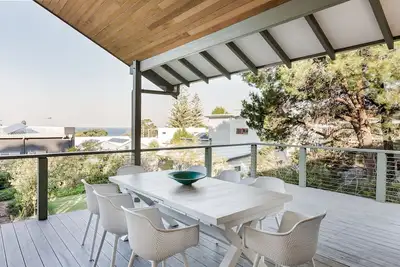 Image de Inviting 2 Storey Coastal Cottage Situated High Above Old Dunsborough