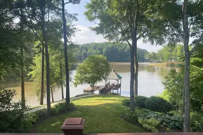 Image de Bay Head Cove - Peaceful 5 bedroom lakefront home on private cove with boat dock