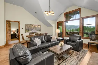 Image de Air-conditioned, outdoor pool and hot tubs! ! Ski-in/out luxury condo.