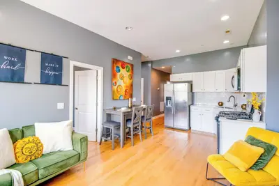 Image de Walk to Chicago's Shops & Eats: Bronzeville Duplex