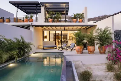Image de Modern Villa Overlooking Lush National Park
