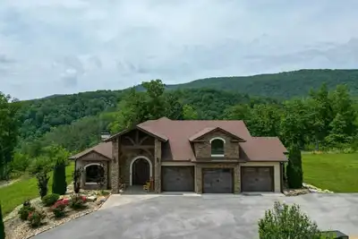 Image de The Summit - Exquisite Retreat in Smokey Bluff