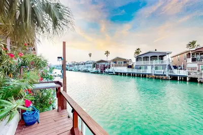 Image de Recreational Waterfront island home with a grill & W/D - pool, golf, and gym