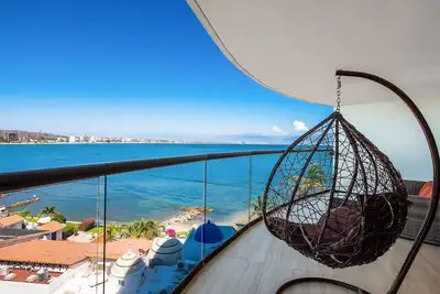 Image de 3rd-floor beachfront condo with ocean views, balcony, outdoor pool, gym, & Ac