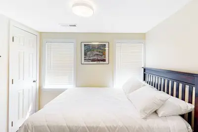 Image de 2-story home near lake beach access, grill, deck, outdoor dining, streaming, Ac