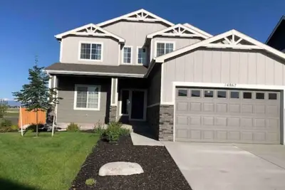 Image de New, three bedroom house. Free parking on premises