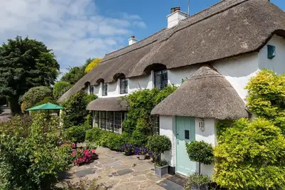 Image de Dusky Cottage - a thatched cottage that sleeps 8 guests in 4 bedrooms