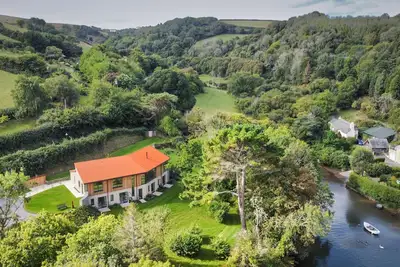 Image de Goodshelter Bay -  a large modern waterfront house with private slipway