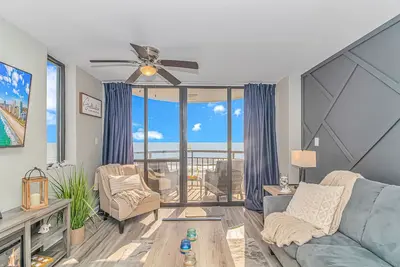 Image de Breathtaking Oceanfront King Suite- Newly Renovated! Meridian Plaza 701