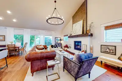 Image de Charming North End home with enclosed backyard, desk, streaming, Ac