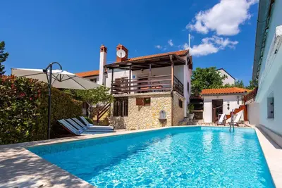 Image de Villa avec jacuzzi et piscine