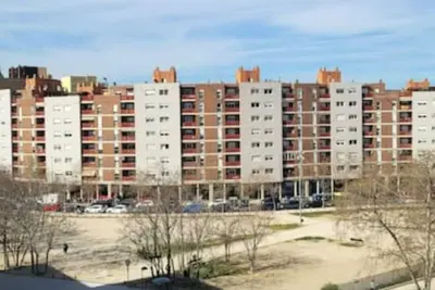 Junto al Puente de Piedra