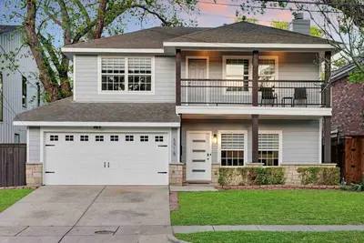 Image de Stylish Modern Luxury! Absolutely no detail overlooked in the design of this newly renovated 2800 Sf two-story single family home.